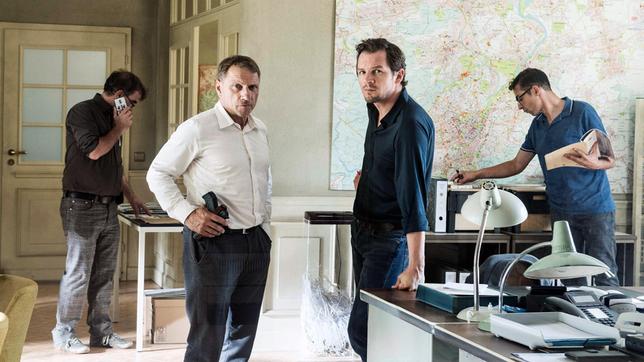 Bild: SWR/Alexander Kluge Thorsten Lannert (Richy Müller) und Sebastian Bootz (Felix Klare) behalten Gregorowicz im Auge.