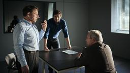 Thorsten Lannert (Richy Müller) und Sebastian Bootz (Felix Klare) ist es gelungen, von Neumann (Andreas Klaue) Einblick in die Verstrickungen seines Chefs zu bekommen.
