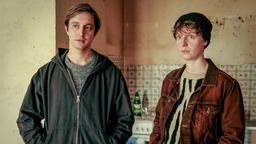 Tilman Tuppy (Jakob Volkmann), Julia Windischbauer (Katja Ralko, re.)