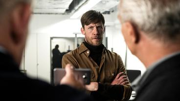 Bild: WDR/Bavaria Fiction GmbH/Martin Valentin Menke Torsten Merser (Nikolaus Benda) hat ein IT-Unternehmen. Dass seine Tochter jetzt mit einem verurteilten Gewalttäter unter einem Dach lebt, bereitet ihm große Sorgen. Erst vor ein paar Tagen wollte er dort wieder nach dem Rechten sehen, doch die Situation ist eskaliert. Das beweist auch ein Handyvideo, mit dem ihn die Kommissare Max Ballauf (Klaus J. Behrendt, rechts) und Freddy Schenk (Dietmar Bär, links) konfrontieren.