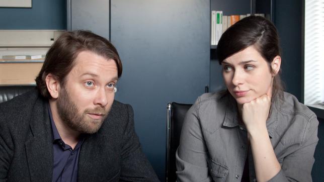 Bild: MDR/Andreas Wünschirs Lessing (Christian Ulmen) und seine schlagfertige Kollegin Kira Dorn (Nora Tschirner) spielen sich beim Verhör die Bälle zu.