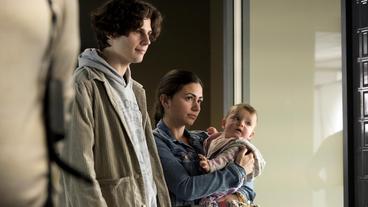 Bild: WDR/Martin Valentin Menke Tülay Firat (Yeliz Simsek, rechts) und Erik Siepen (Orlando Lenzen, links) mit ihrem Baby Sarina im Polizeipräsidium.