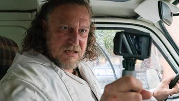 Bild: WDR/Bavaria Fiction GmbH/Thomas Kost Udo Kayser (Matthias Komm) ist am Polizei-Präsidium angekommen. Offenbar hat er einen weitreichenden Plan und filmt sich mit einer Go-Pro-Kamera.