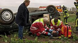 Unfall: Prof. Karl-Friedrich Boerne (Jan Josef Liefers, unten) erleidet einen schweren Autounfall. Kommissar Frank Thiel (Axel Prahl, links) ist mit den Rettungskräften am Unfallort und ist schockiert, als er den verletzten Professor sieht.