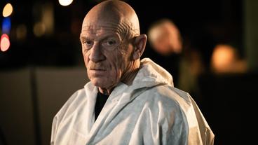Bild: WDR/Bavaria Fiction GmbH/Martin Valentin Menke Unter einer Brücke am Rhein wurde ein Mann überfahren. Der Rechtsmediziner Dr. Roth (Joe Bausch) am Tatort.