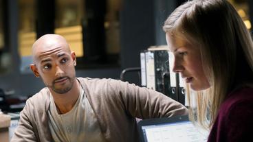 Bild: WDR/Thomas Kost Tobias Reisser (Patrick Abozen) und Sabine Trapp (Anna von Haebler)