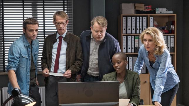 Bild: NDR/Manju Sawhney v.l.n.r: Ciaballa (Jonas Minthe), Liebig (Luc Veit), Kunkel (Roland Wolf), Anais (Florence Kasumba), Charlotte (Maria Furtwängler).