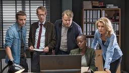 v.l.n.r: Ciaballa (Jonas Minthe), Liebig (Luc Veit), Kunkel (Roland Wolf), Anais (Florence Kasumba), Charlotte (Maria Furtwängler).