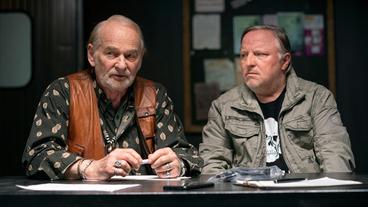 Bild: WDR/Molina Film/Thomas Kost Vaddern (Claus D. Clausnitzer) erklärt Thiel (Axel Prahl) und den Anderen wie es passiert ist.
