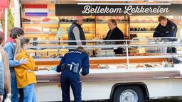 Verkaufs-Stopp! Lakritzhändler Cornelius Bellekom (Ronald Top, links hinten) muss zusehen, wie Kommissar Frank Thiel (Axel Prahl, hinten Mitte) am Marktstand verdächtige Waren sicherstellen lässt.