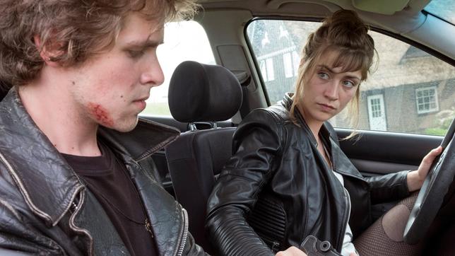 Bild: NDR/Marion von der Mehden Vincent (Jordan Dwyer) will vor Paula (Sophie Pfennigstorf) nicht als Memme dastehen.