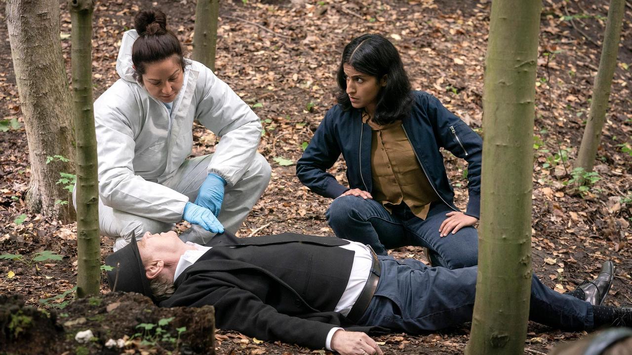 Vivian Peters (Judith Goldberg) und Annika Kröger (Banafshe Hourmazdi, r) untersuchen die Leiche im Wald.