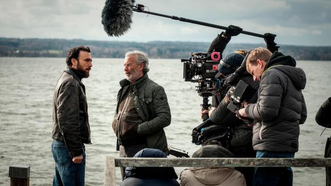 Von links: Die beiden Schauspieler Beniamino Brogi (Rolle: Luca Modica) und Paolo Sassanelli (Rolle: Domenico Palladio) sowie diverse Crewmitglieder am Set. Weiteres Bildmaterial finden Sie unter www.br-foto.de.