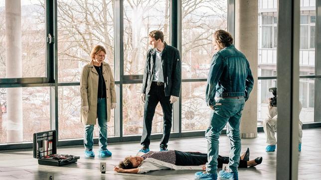 Von links: Kriminalhauptkommissarin Paula Ringelhahn (Dagmar Manzel), Kriminalhauptkommissar Felix Voss (Fabian Hinrichs) und Kriminalkommissar Sebastian Fleischer (Andreas Leopold Schadt) betrachten die Leiche von Katrin Tscherna (Katharina Spiering). Weiteres Bildmaterial finden Sie unter www.br-foto.de.