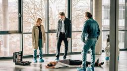 Von links: Kriminalhauptkommissarin Paula Ringelhahn (Dagmar Manzel), Kriminalhauptkommissar Felix Voss (Fabian Hinrichs) und Kriminalkommissar Sebastian Fleischer (Andreas Leopold Schadt) betrachten die Leiche von Katrin Tscherna (Katharina Spiering). Weiteres Bildmaterial finden Sie unter www.br-foto.de.