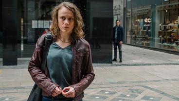 Bild: WDR/unafilm GmbH/Elliott Kreyenberg Vor einem Jahr war sie verschwunden: Als er seine Frau Ella (Anke Retzlaff) zufällig wiedersieht, folgt Kommissar Jan Pawlak (Rick Okon, rechts) ihr heimlich durch die Stadt.