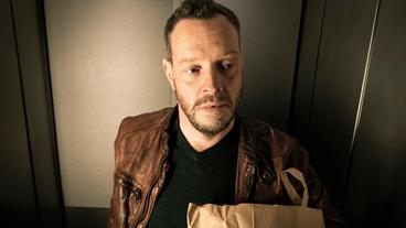 Bild: WDR/Bavaria Fiction GmbH/Martin Valentin Menke Vorbestrafte Gewalttäter mit einer Handverletzung? Kommissar Norbert Jütte (Roland Riebeling) hat da schnell einen ganzen Stapel an Akten finden können.