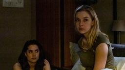 Während der Nacht, in der sich Hedwig (Anna-Maria Lux) und Maria (Anna Herrmann) ein Hotelzimmer teilen, wird Maria von der Trauer um ihren Freund überwältigt.