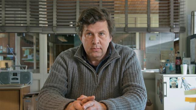 Bild: SWR/Alexander Kluge War vielleicht doch nicht seine beste Idee, einfach direkt zu dem Waffenproduzenten zu eilen, muss Friedemann Berg (Hans-Jochen Wagner) an seinem Schreibtisch im Polizeipräsidium zugeben.