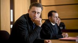 Wartet auf sein Urteil: Kirill Gromow (Oleg Tikhomirov, links) bei der Verhandlung mit seinem Anwalt (Bernd Blömer, rechts).