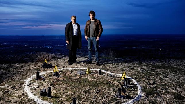 Bild: SWR/Benoît Lindner Wegen der Art, wie die Leiche und bestimmte Gegenstände am Tatort arrangiert wurde, rechnen Thorsten Lannert (Richy Müller, li.) und Sebastian Bootz (Felix Klare) mit einem Ritualmord.