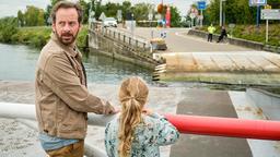 Weil Klaus Kleinert (Fabian Busch) auf keinen Fall seine Tochter verlieren will, macht er mit ihr einen Ausflug ins Elsaß, der eher eine Flucht ist.