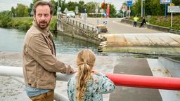 Weil Klaus Kleinert (Fabian Busch) auf keinen Fall seine Tochter verlieren will, macht er mit ihr einen Ausflug ins Elsaß, der eher eine Flucht ist.