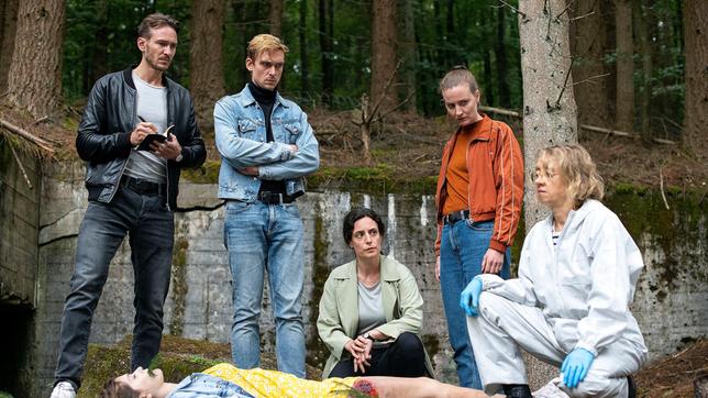 Bild: SR/Manuela Meyer Wer hat Jessi Pohlmann (Caroline Hartig) ermordet? Das Ermittlerteam beginnt mit der Arbeit: Hauptkommissare Leo Hölzer (Vladimir Burlakov) und Adam Schürk (Daniel Sträßer), Hauptkommissarinnen Esther Baumann (Brigitte Urhausen) und Pia Heinrich (Ines Marie Westernströer) sowie Rechtsmedizinerin Dr. Henny Wenzel (Anna Böttcher)