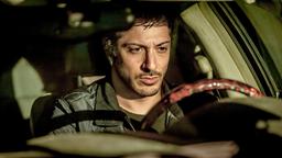 TATORT: FEGEFEUER: Yalcin (Fahri Yardim) sitzt im Auto.