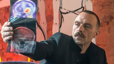 Bild: WDR/Wolfgang Ennenbach Aktionskünstler Zoltan Rajinovic alias G.O.D. (Aleksandar Jovanovic)