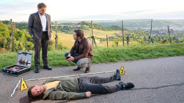 Zum zweiten Mal hat die Ankündigung des unbekannten Täters sich bestätigt: Thorsten Lannert (Richy Müller) und Sebastian Bootz (Felix Klare) mit der Leiche eines jungen Joggers.