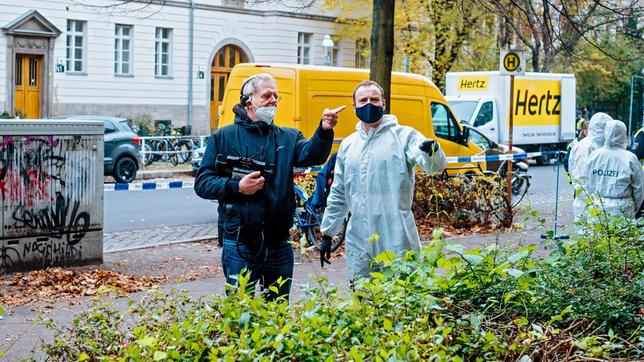 Bild: rbb/Gordon Muehle Zwangsräumung in Berlin: An einem kalten Novembermorgen muss Otto Wagner (Peter René Lüdicke) mit seiner Familie die Wohnung verlassen. Nach der Übernahme des Mietshauses durch die Ceylan Immobilien wird es Stück für Stück entmietet. Alte Verabredungen gelten nicht mehr und so sorgt die Umzugsfirma von Axel Schmiedtchen (Ingo Hülsmann) für eine schnelle, besenreine Übergabe. - Arbeitsfoto: Regisseur Norbert ter Hall (li) bei der Probe mit Mark Waschke.