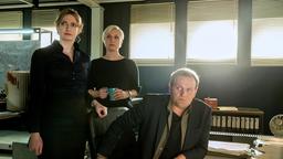 Sandra Steinbach (Staatsanwältin Debois), Sandra Maren Schneider (Mia Emmerich) und Devid Striesow (Hauptkommissar Jens Stellbrink)