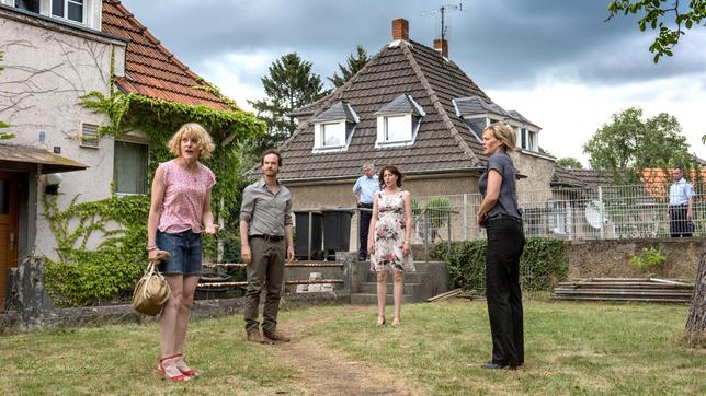 Zwischen zwei Müttern: Judith Stiehler (Anne Ratte-Polle) und Eva Dehlens (Maren Eggert) mit den Kommissaren Peter Faber (Jörg Hartmann) und Martina Bönisch (Anna Schudt).