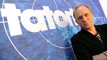 Ulrich Tukur alias Felix Murot mit "Tatort"-Logo