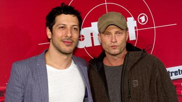 Bild: dpa/Sven Hoppe Fahri Yardim und Til Schweiger auf dem roten Teppich bei der Tatort-Premiere in Hamburg.