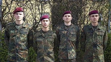 Vier Soldaten, die aus Afghanistan heimkehren