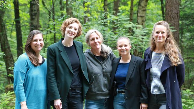 Bild: Radio Bremen/Claudia Konerding Dreh "Tatort: Angst im Dunkeln" (AT) - Lina Kokaly (Redakteurin Radio Bremen), Luise Wolfram (spielt Linda Selb), Leah Striker (Regisseurin), Jasna Fritzi Bauer (spielt Liv Moormann), Katharina Wagner (Produzentin Bremedia) (vlnr.)