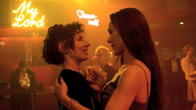 Bild: rbb/Aki Pfeiffer Dreharbeiten für den neuen Berliner "Tatort: Das Mädchen, das allein nach Haus' geht" sind abgeschlossen: Meret Becker (l.) und Bella Dayne.