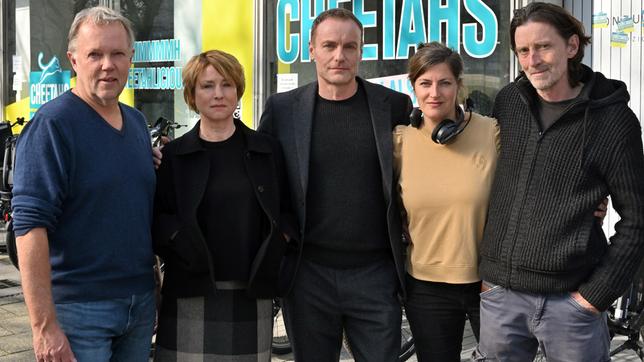Bild: rbb/Hardy Spitz Die Dreharbeiten für den neuen "Tatort: Erika Mustermann" (AT) (v.l.n.r.): Regisseur Torsten C. Fischer, Corinna Harfouch, Mark Waschke, Kamerafrau Julia Daschner, Produzent Martin Lehwald" (AT) von Rundfunk Berlin-Brandenburg (rbb) und ARD Degeto Film sind abgeschlossen. - Am Set (v.l.n.r.): Regisseur Torsten C. Fischer, Corinna Harfouch, Mark Waschke, Kamerafrau Julia Daschner, Produzent Martin Lehwald