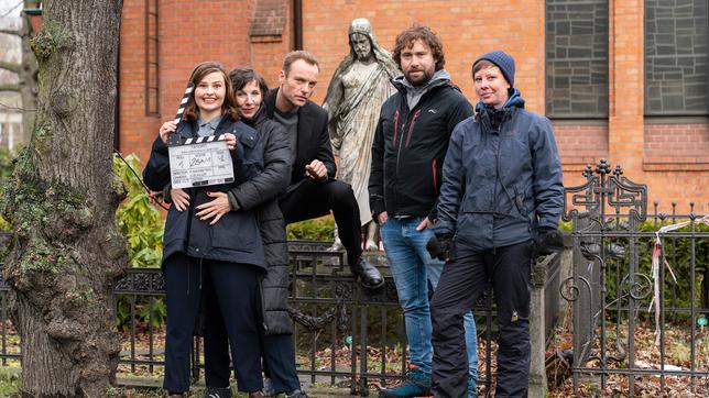 Regisseur Florian Baxmeyer (2. v. r.) und Kamerafrau Eva Katharina Bühler (r.) mit den Schauspieler*innen Lisa Hrdina (als Staatsanwältin Wieland, l.), Meret Becker (als Nina Rubin) und Mark Waschke (als Robert Karow).