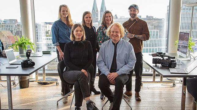 Bild: Radio Bremen/Claudia Konerding Dreh zum "Tatort: Aus dem Blick" (AT) - stehend v.l.n.r. Katharina Wagner, Jasna Fritzi Bauer, Lina Kokaly, Martin Ludwig und sitzend v.l.n.r. Franziska Margarete Hoenisch, Julian Greis