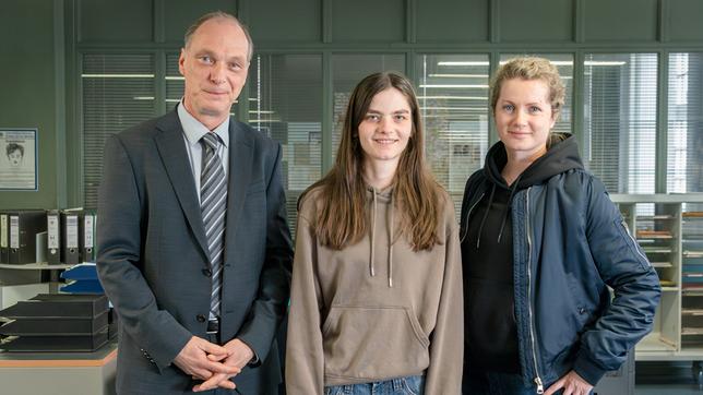 Bild: MDR/MadeFor Film/Steffen Junghans Dreharbeiten zum "Tatort: Schwesternliebe" (AT) (v.l.n.r.): Martin Brambach (Rolle Peter Schnabel), Emilie Neumeister (Rolle Amanda/Jana), Cornelia Gröschel (Rolle Leonie Winkler)