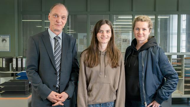 Dreharbeiten zum "Tatort: Schwesternliebe" (AT) (v.l.n.r.): Martin Brambach (Rolle Peter Schnabel), Emilie Neumeister (Rolle Amanda/Jana), Cornelia Gröschel (Rolle Leonie Winkler)