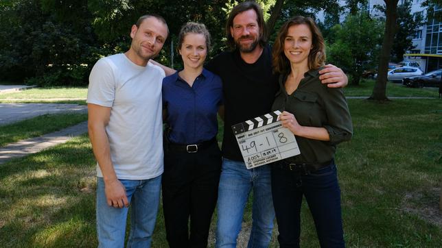 Drehstartfoto Tatort Dresden: Die Zeit ist gekommen: Max Riemelt (Rolle: Louis Bürger), Cornelia Gröschel (Rolle: Leonie Winkler), Stephan Lacant (Regie), Karin Hanczewski (Rolle: Karin Gorniak) (v.l.n.r.)