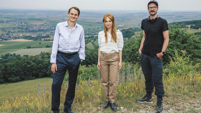 Drehstart für den Franken-"Tatort: Hochamt für Toni" (v.l.n.r.): Fabian Hinrichs (Rolle: Hauptkommissar Felix Voss), Sina Martens (Rolle: Eva Hentschel) und Regisseur Michael Krummenacher.