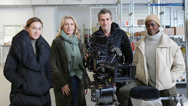 Drehstart zum "Tatort: Geisterfahrt": Regisseurin Christine Hartmann, Maria Furtwängler, Kameramann Peter Nix und Florence Kasumba (v.l.n.r)