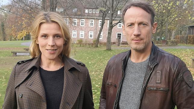 Bild: NDR/Cinecentrum/Katinka Seidt Drehstart für den "Tatort: Tyrannenmord" (AT) v.l.n.r.: Franziska Weisz (Julia Grosz) und Wotan Wilke Möhring (Thorsten Falke)