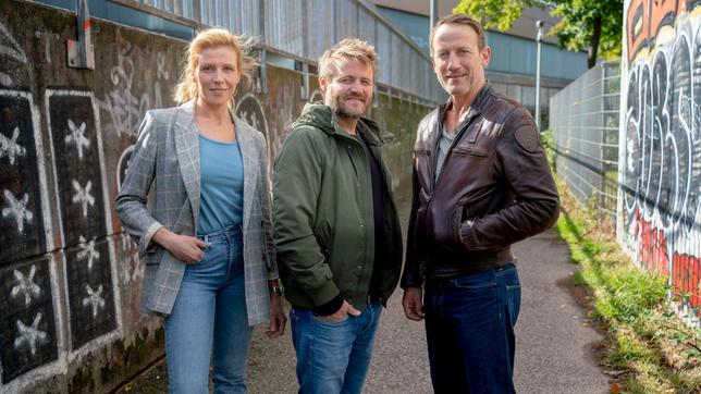 Drehstart "Tatort: Wer bin ich?": Franziska Weisz, Max Zähle (Regie), Wotan Wilke Möhring (v.l.n.r.)