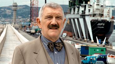 Bild: HR/Geoffroy Mathieu Kommissar Brinkmann (Karl-Heinz von Hassel) im Hafen von Marseille.